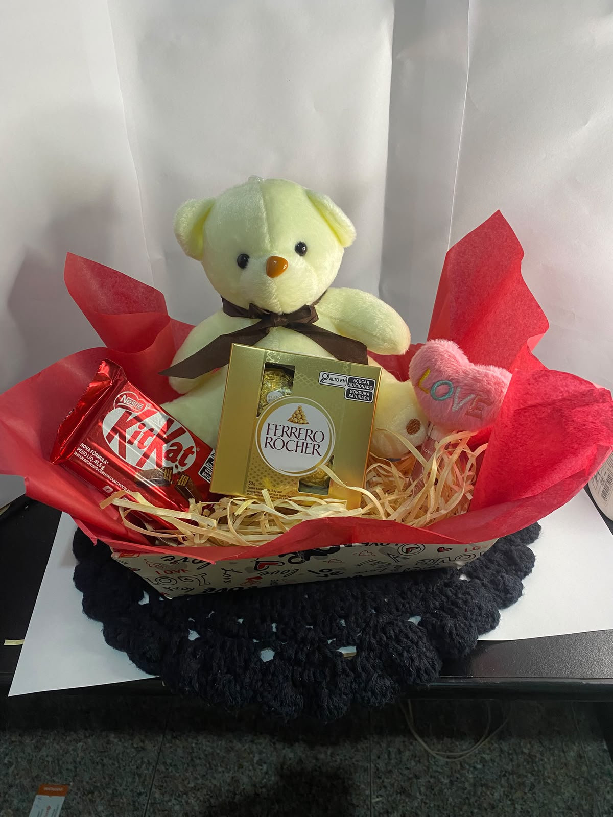 Cesta com ursinho de pelúcia, Ferrero Rocher e KitKat