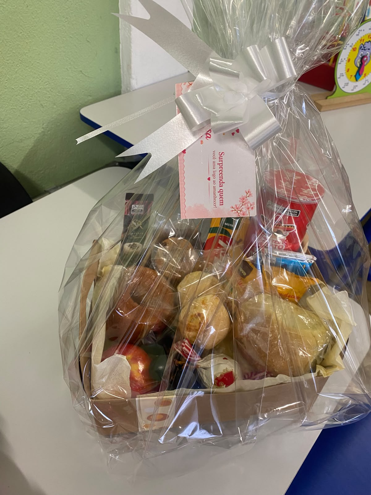 Cesta embalada para presente com laço